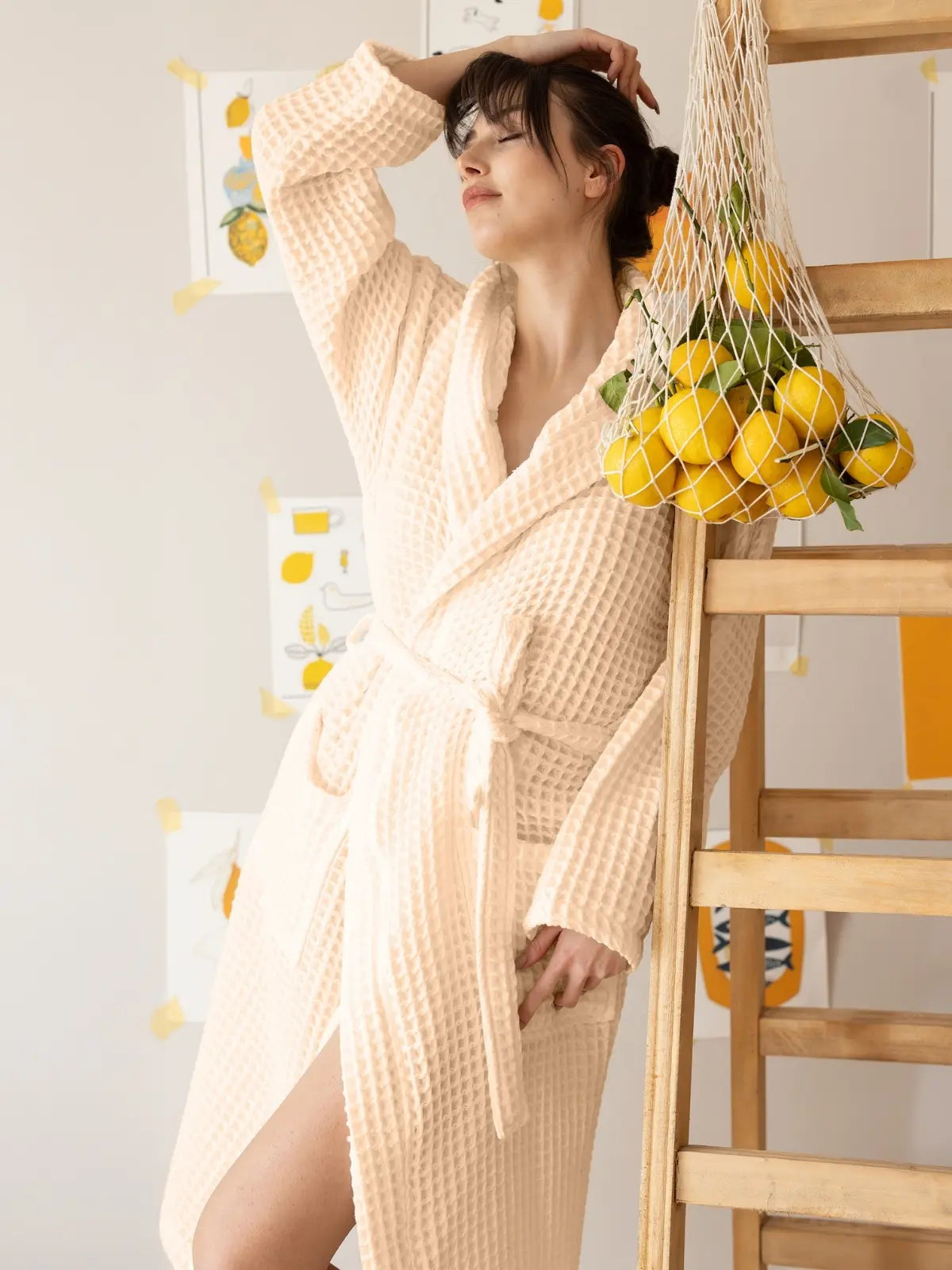 Natural waffle pike kapüşonlu bornoz giyili model görseli