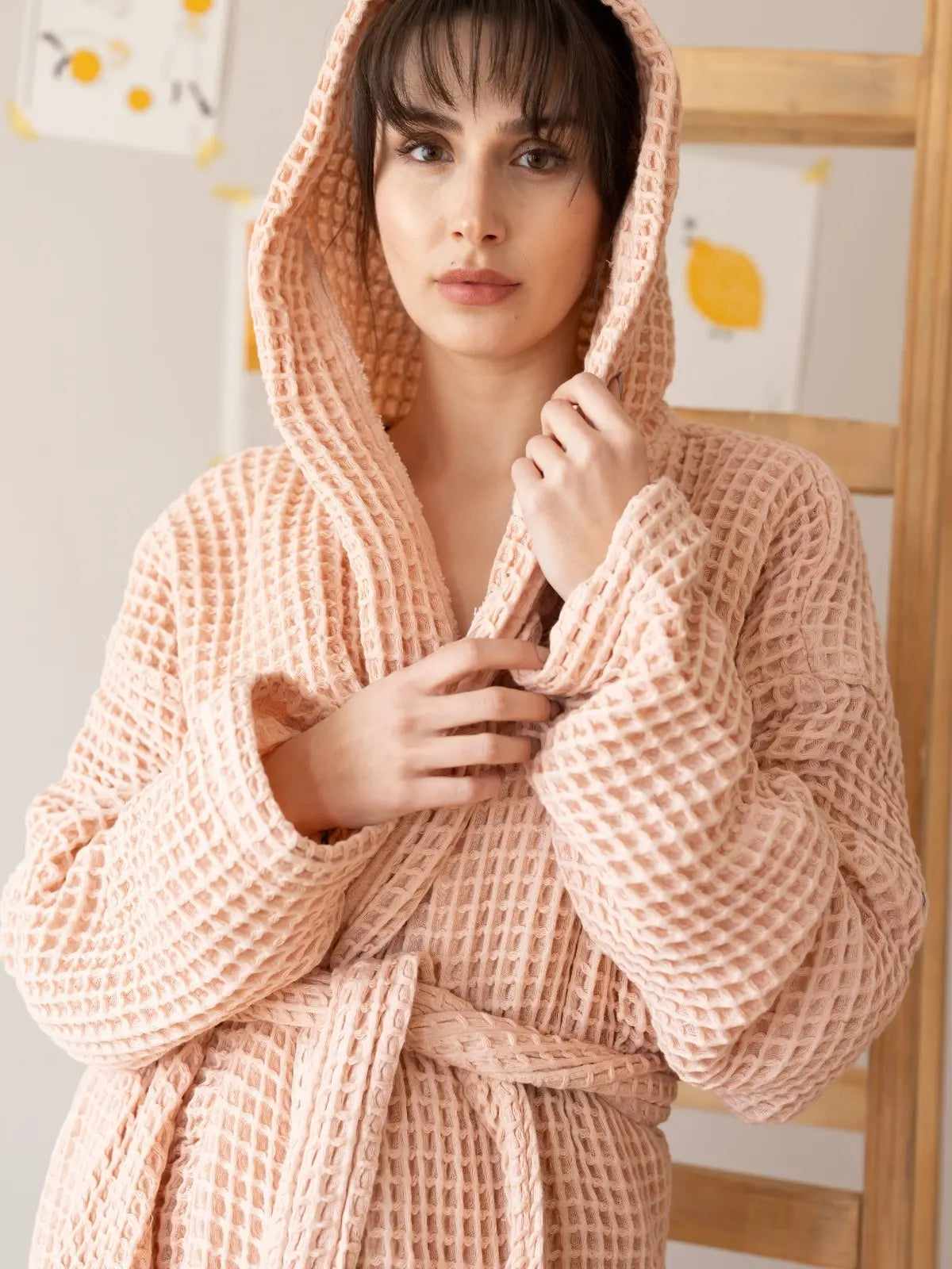 Pembe %100 pamuk waffle pike kapüşonlu bornoz ön görünüm