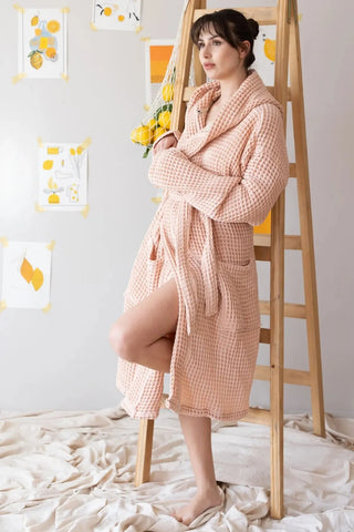 Pembe waffle pike kapüşonlu bornoz, yan tam boy – %100 Türk pamuğu, petek dokuma, OEKO-TEX, VivaMaison