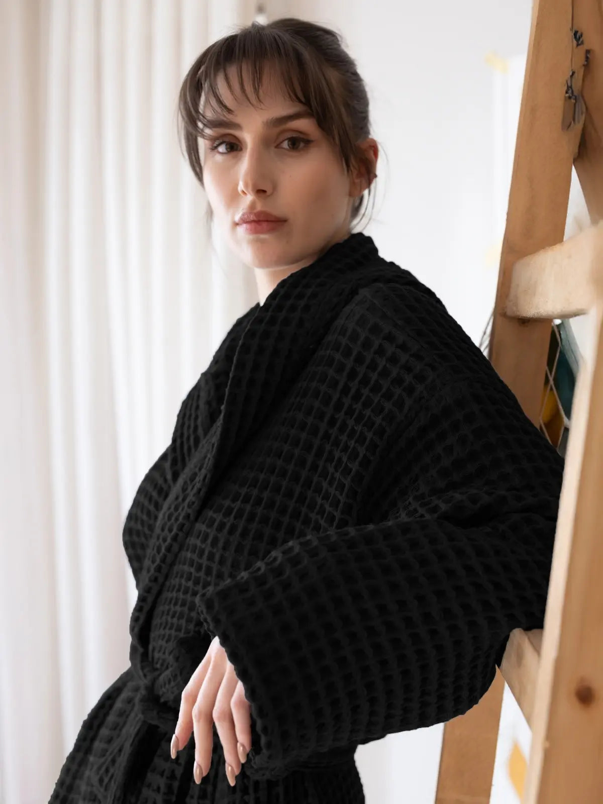 Siyah waffle pike kapüşonlu bornoz giyili model görseli