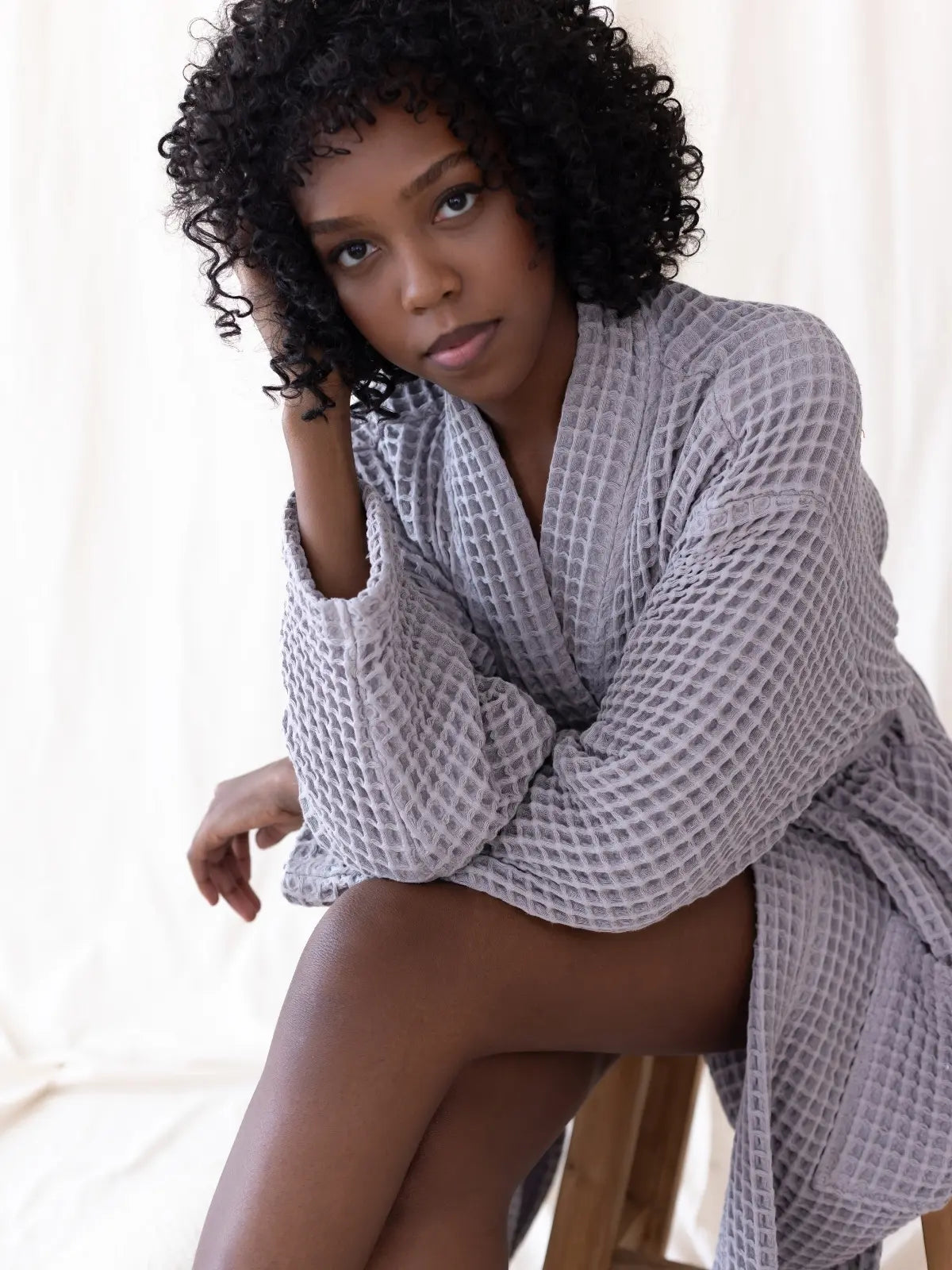 Açık gri waffle pike kimono bornoz kuşak bağlama detayı