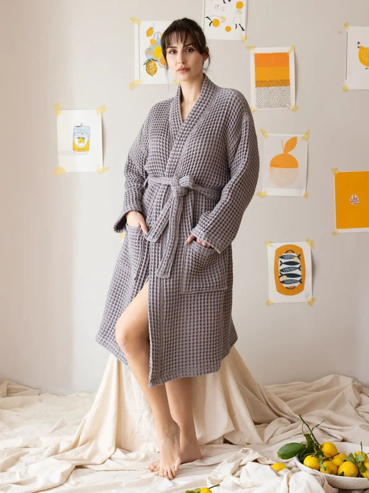 Açık gri waffle pike kimono bornoz giyili model görseli