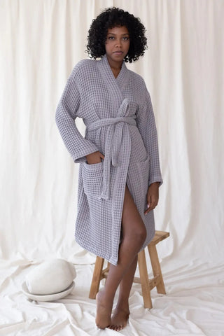 Açık Gri waffle pike kimono bornoz, ön tam boy – %100 Türk pamuğu, petek dokuma, OEKO-TEX, VivaMaison