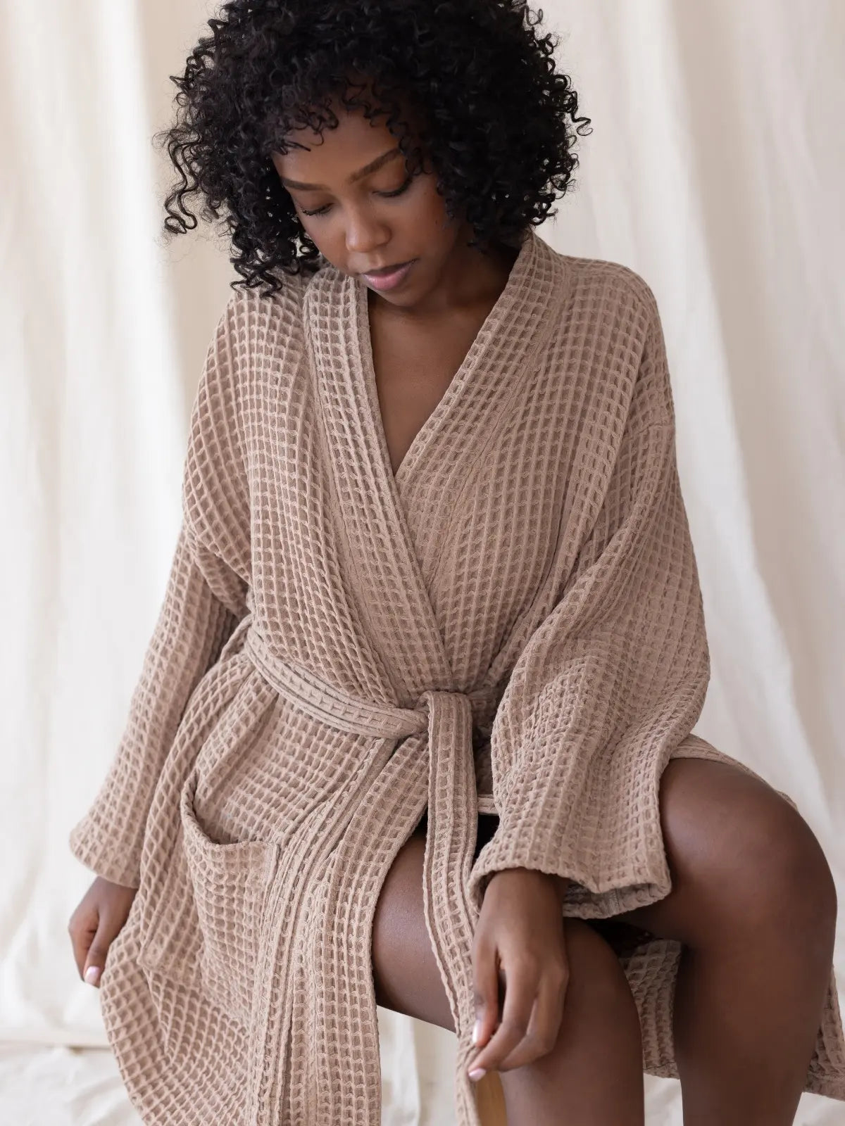 Açık kahve waffle pike bornoz kimono yaka kesimi detayı