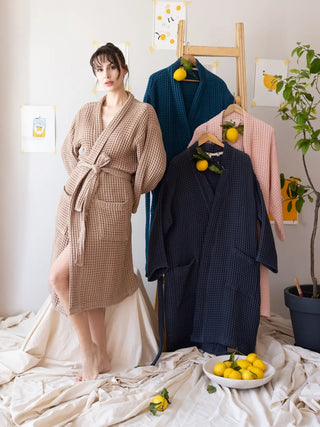 Açık kahve waffle pike kimono bornoz kuşak bağlama detayı