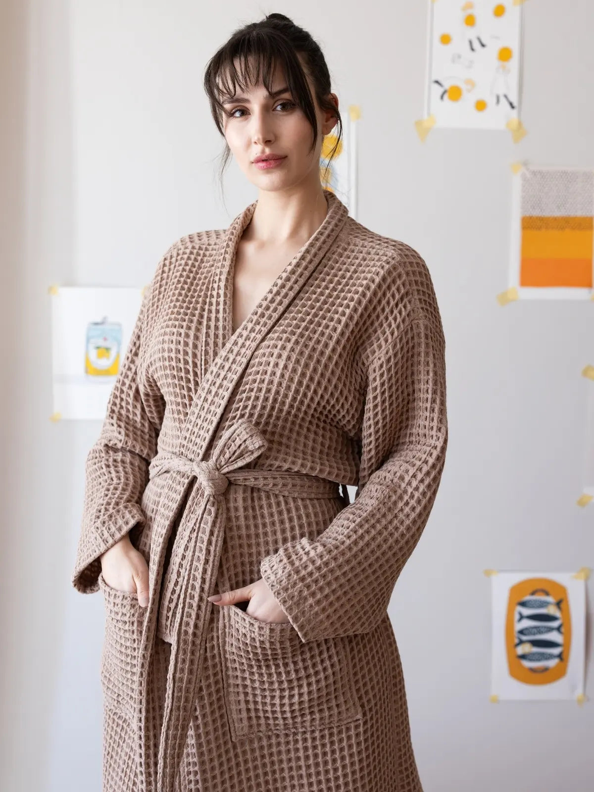 Açık kahve waffle pike kimono bornoz giyili model görseli