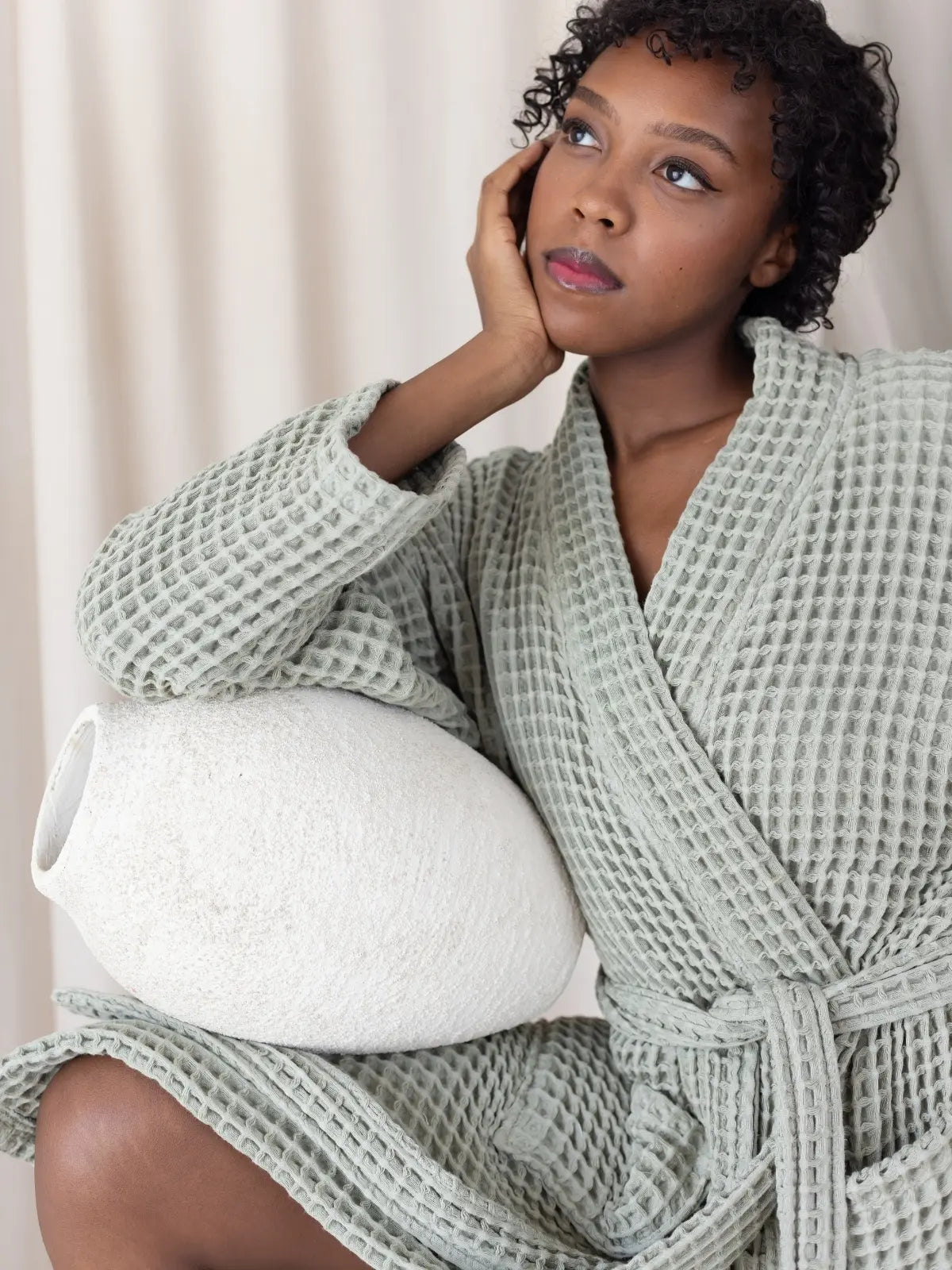 Adaçayı waffle pike kimono bornoz giyili model yarım boy görseli