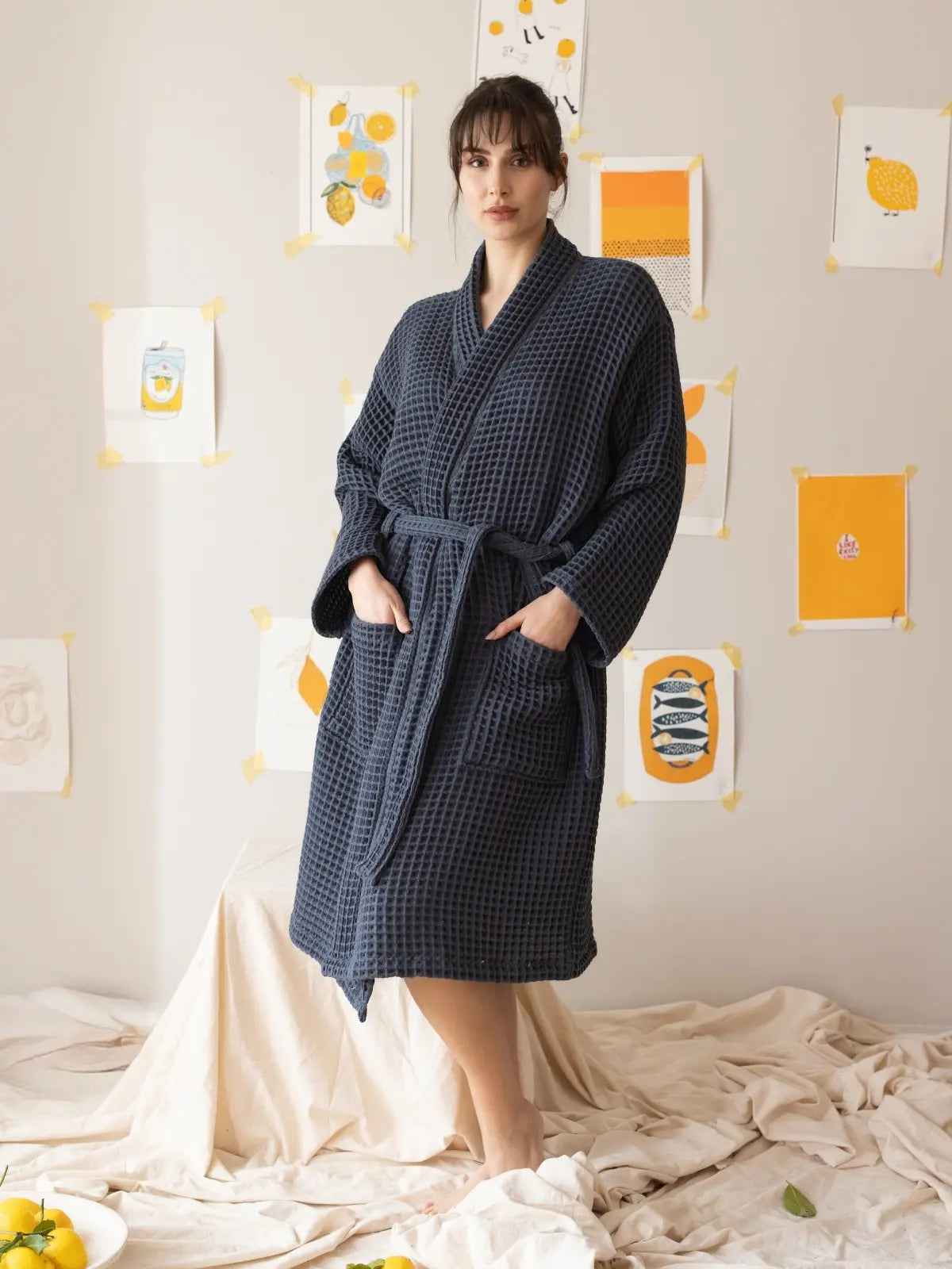 Antrasit waffle pike kimono bornoz giyili model tam boy görseli