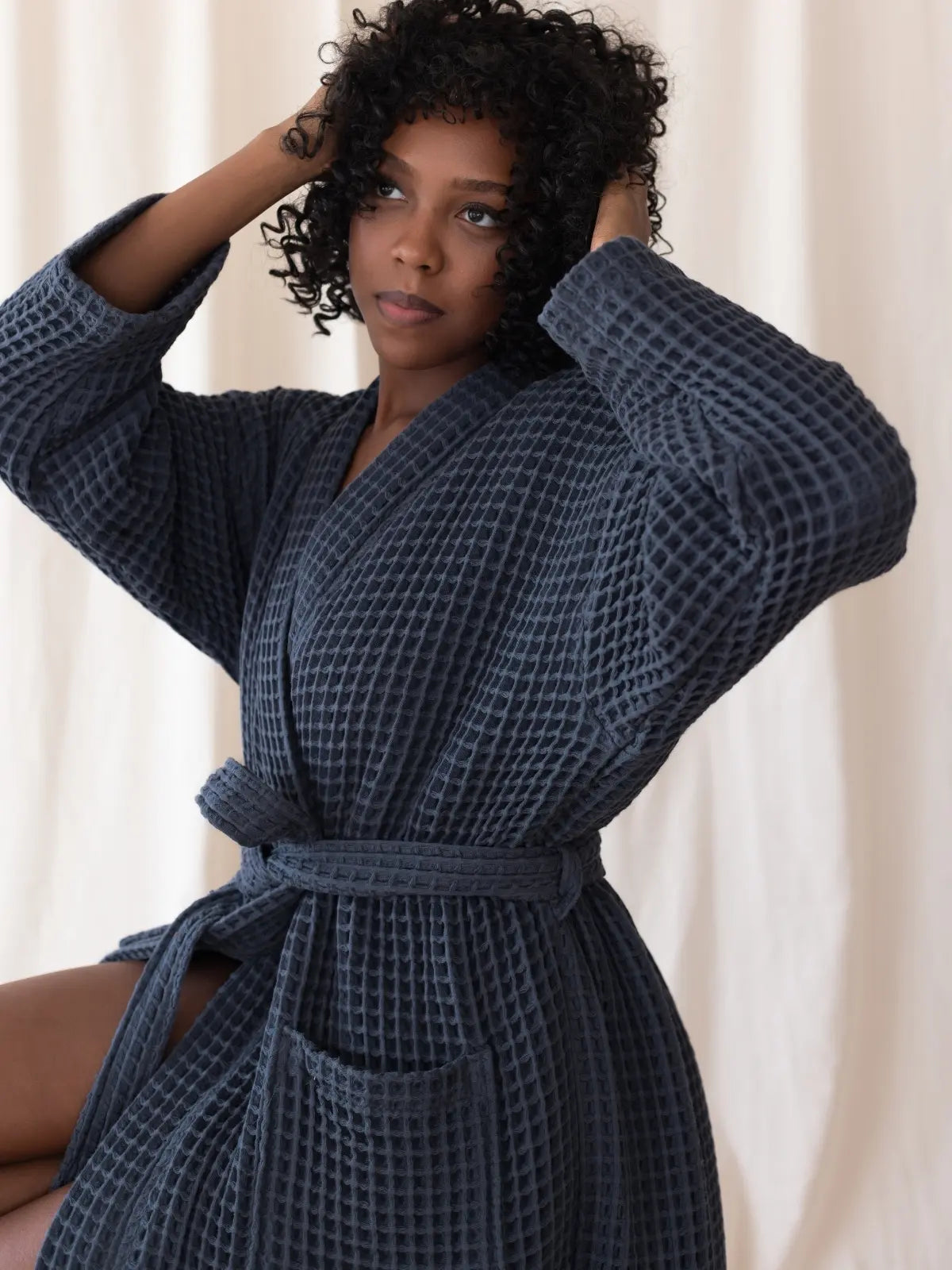 Antrasit waffle pike kimono bornoz giyili model yan profil görseli