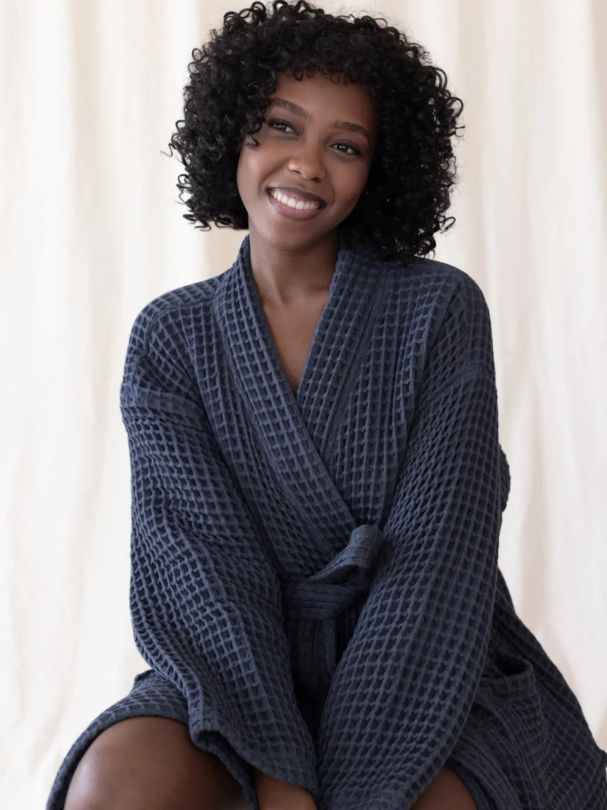 Antrasit waffle pike kimono bornoz giyili model yarım boy görseli