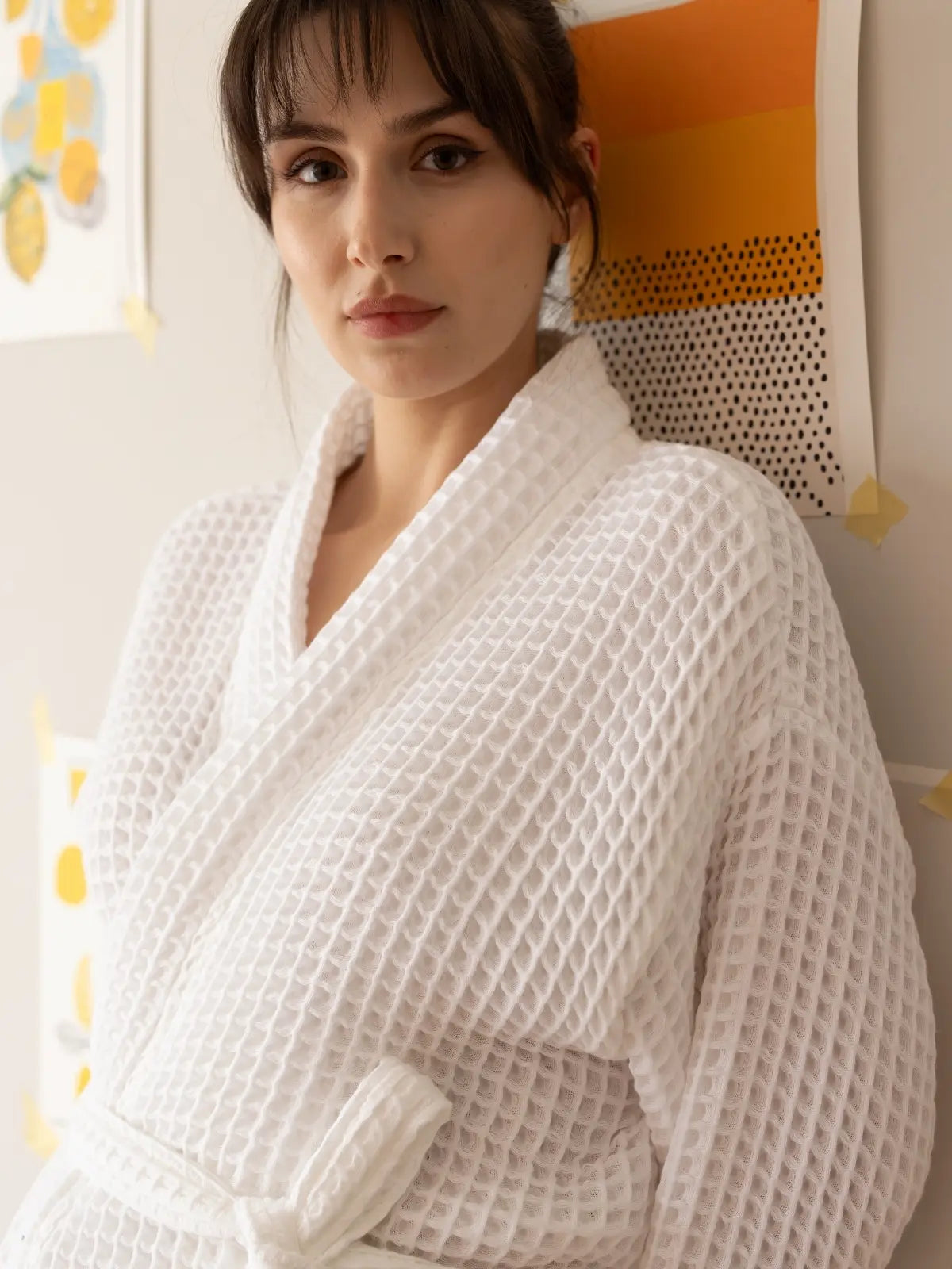 Beyaz waffle pike bornoz kimono yaka kesimi detayı