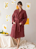 Bordo waffle pike kimono bornoz giyili model tam boy görseli