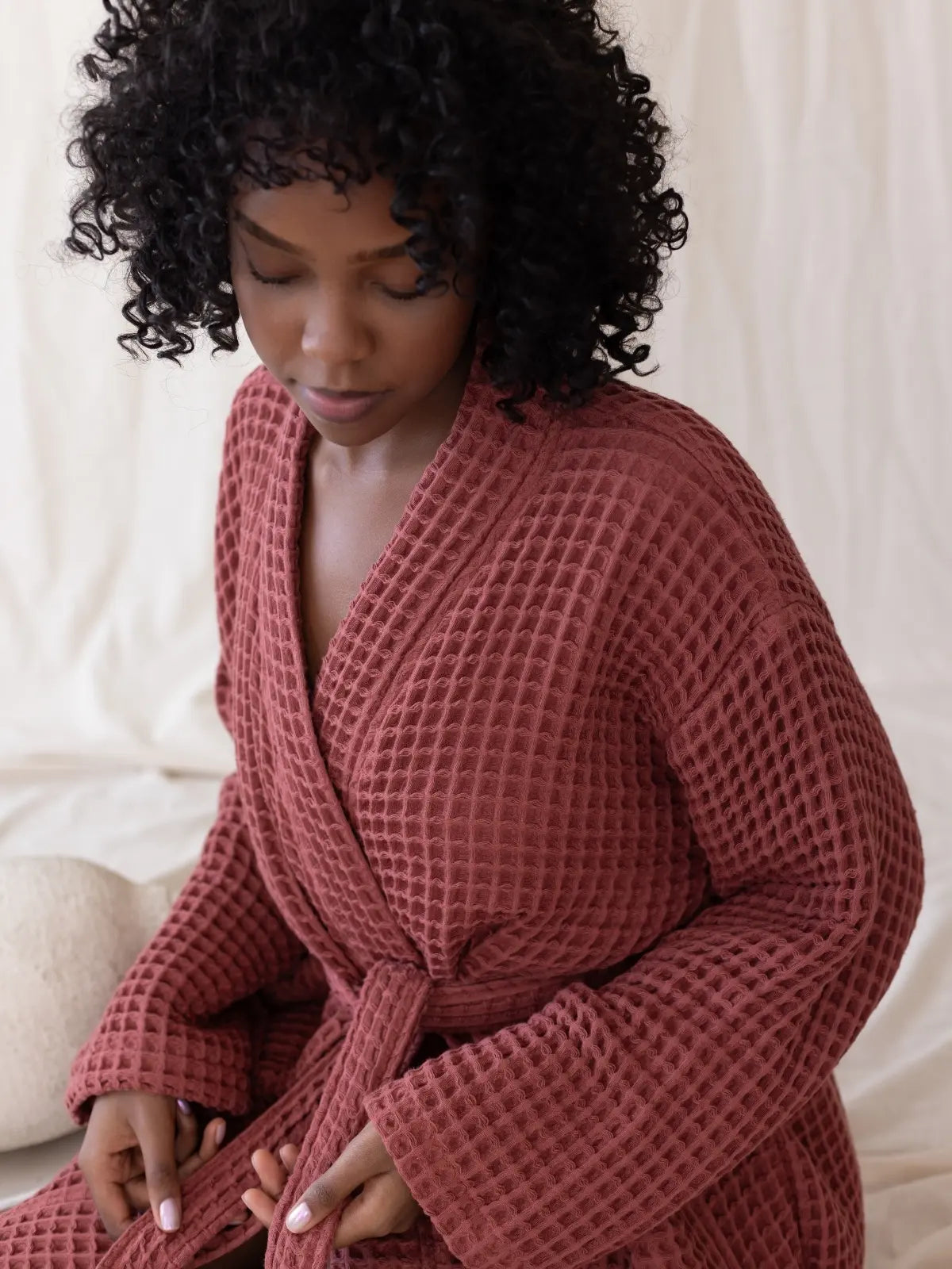 Bordo waffle pike kimono bornoz giyili model yarım boy görseli