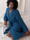 İndigo mavi waffle pike bornoz kimono yaka kesimi detayı