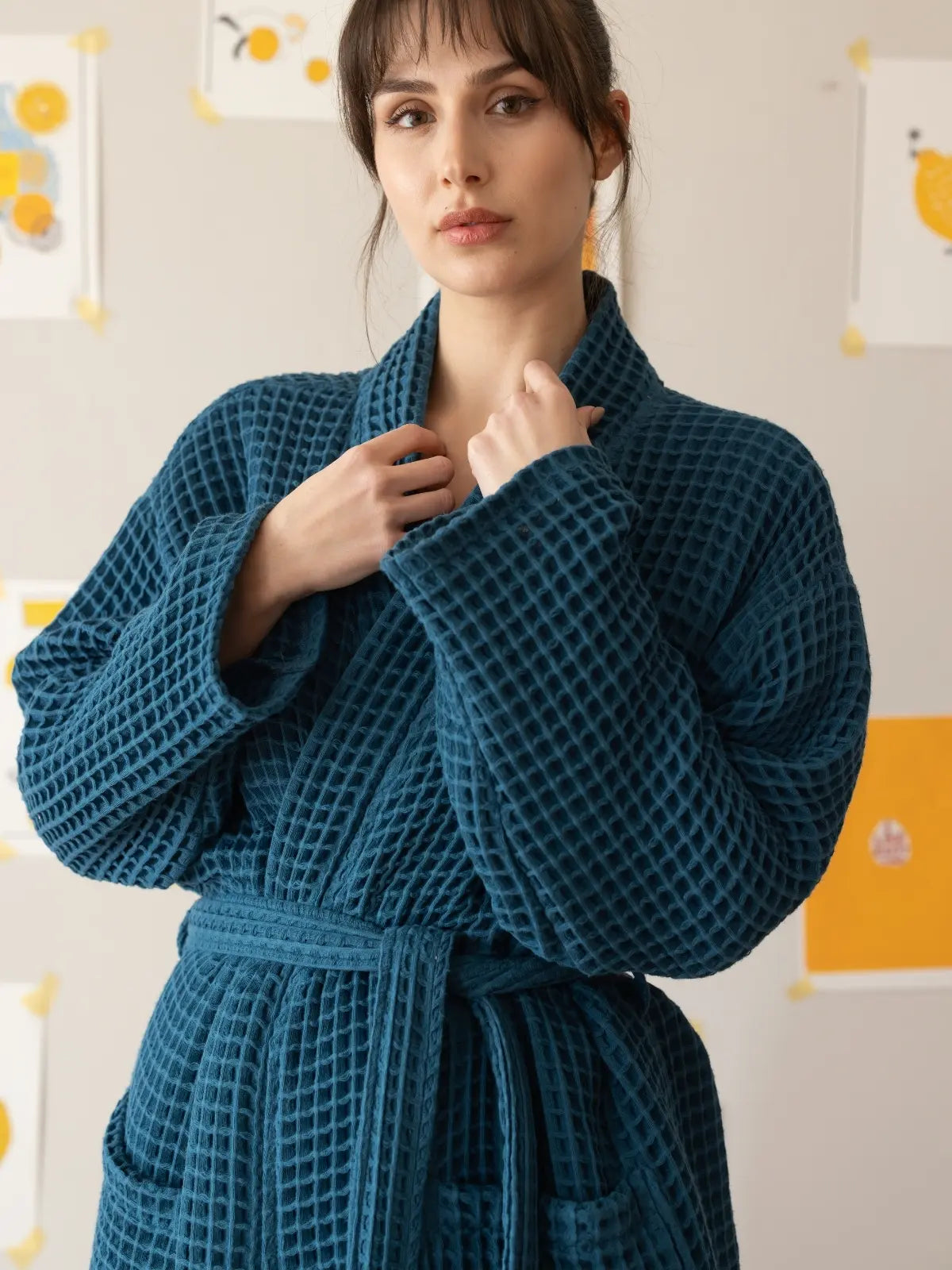 İndigo mavi waffle pike kimono bornoz kuşak bağlama detayı