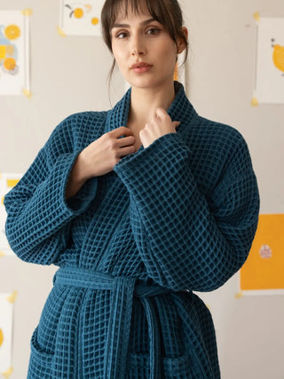 İndigo mavi waffle pike kimono bornoz kuşak bağlama detayı