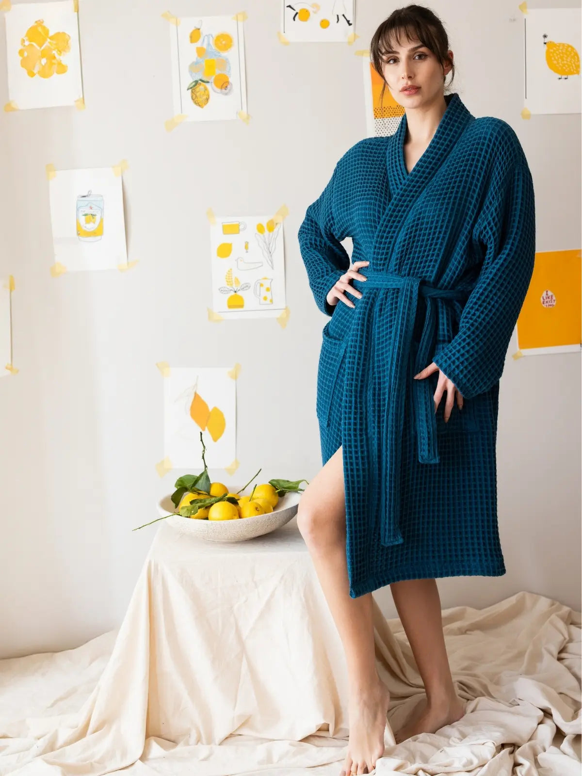 İndigo mavi waffle pike kimono bornoz giyili model tam boy görseli