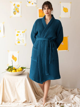İndigo mavi waffle pike kimono bornoz giyili model yan profil
