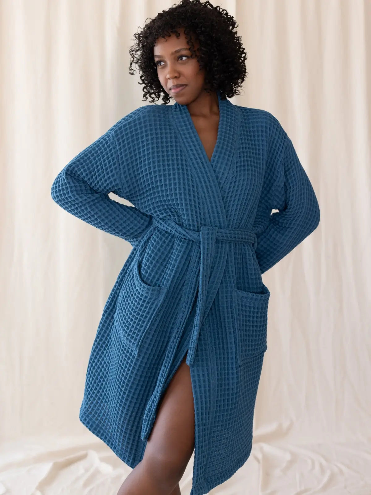 İndigo mavi waffle pike kimono bornoz giyili model yarım boy görseli