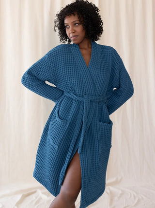 İndigo mavi waffle pike kimono bornoz giyili model yarım boy görseli