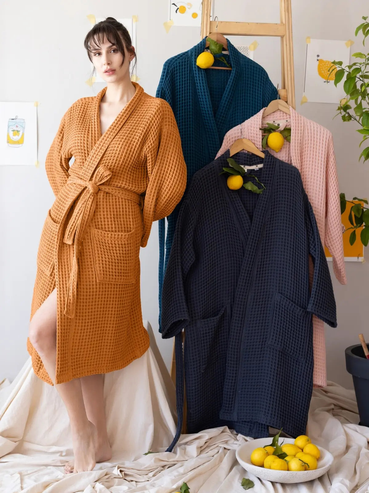 Karamel waffle pike kimono bornoz giyili model tam boy görseli
