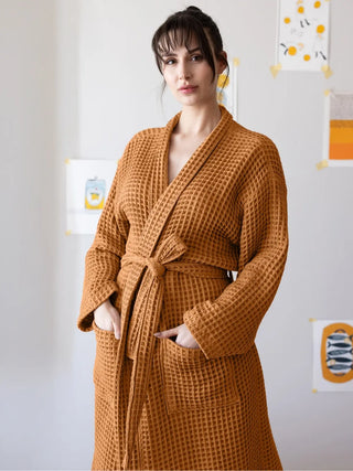 Karamel waffle pike kimono bornoz giyili model yarım boy görseli