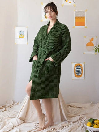 Koyu yeşil waffle pike kimono bornoz giyili model tam boy görseli