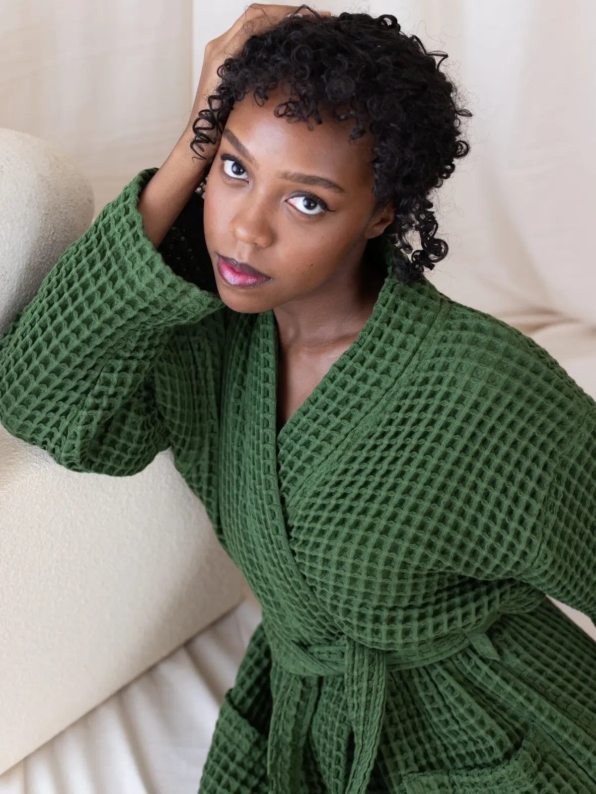 Koyu yeşil waffle pike bornoz petek dokuma kumaş yakın çekim