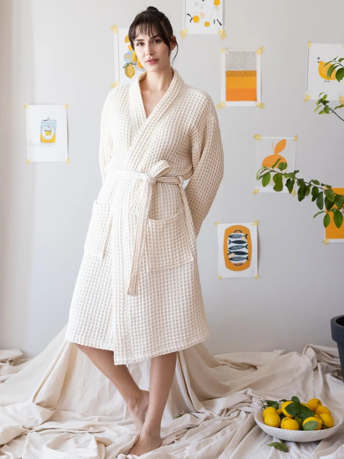 Natural waffle pike kimono bornoz giyili model tam boy görseli