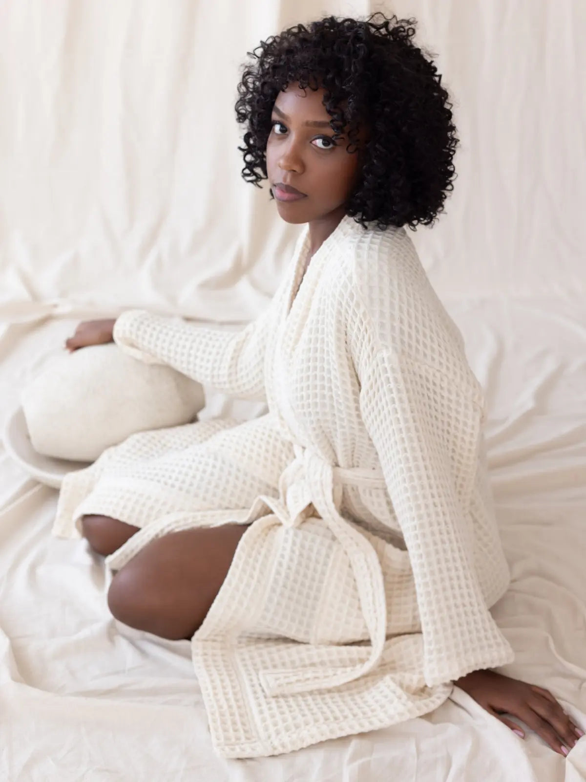 Natural waffle pike kimono bornoz giyili model yarım boy görseli