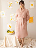 Pembe waffle pike kimono bornoz giyili model tam boy görseli
