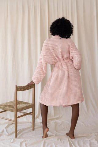 Pembe waffle pike kimono bornoz, yakın çekim – %100 Türk pamuğu, petek dokuma, OEKO-TEX, VivaMaison