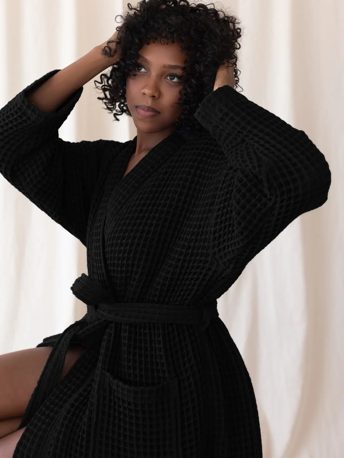 Siyah waffle pike kimono bornoz giyili model görseli