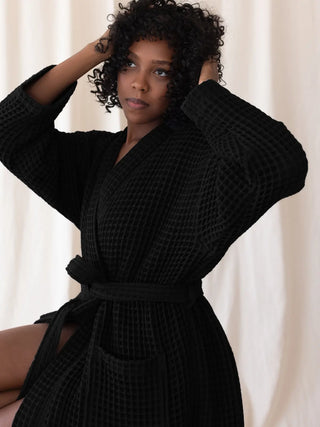 Siyah waffle pike kimono bornoz giyili model görseli