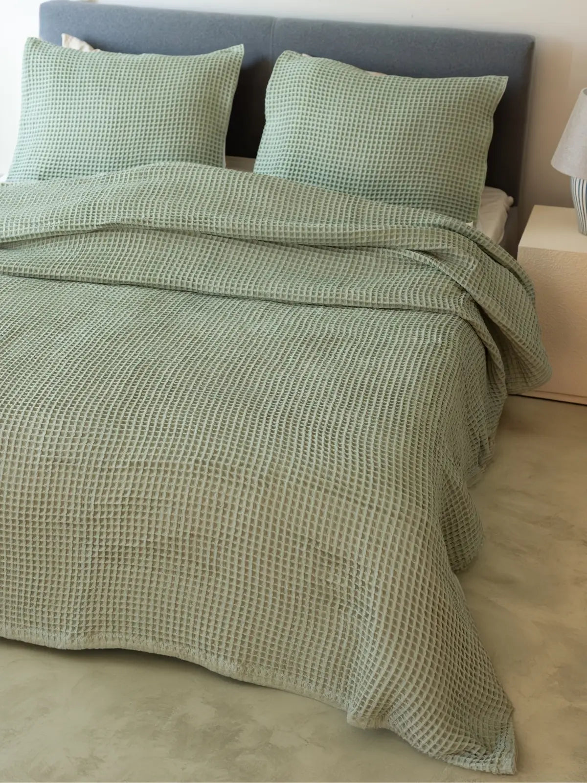 Adaçayı waffle pike yatak örtüsü katlanmış halde petek doku görünümü