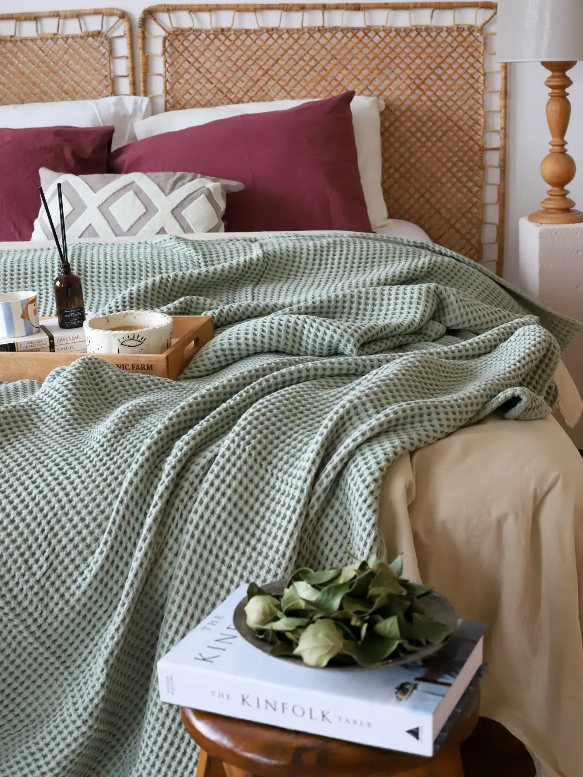 Adaçayı waffle pike yatak örtüsü yastık ile uyumlu kombinasyon