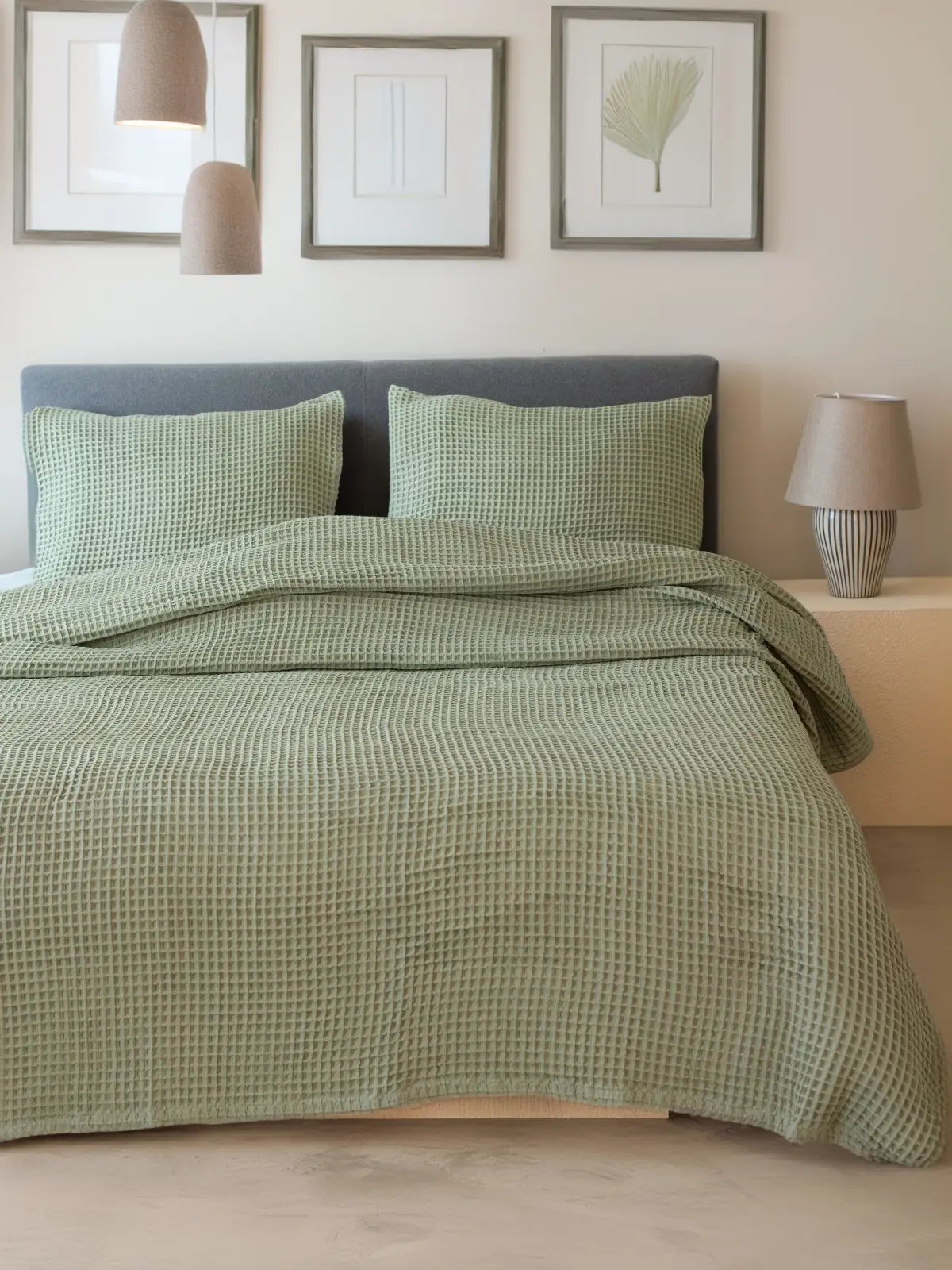 Adaçayı yeşili waffle pike yatak örtüsü çift kişilik yatak üstü görünüm