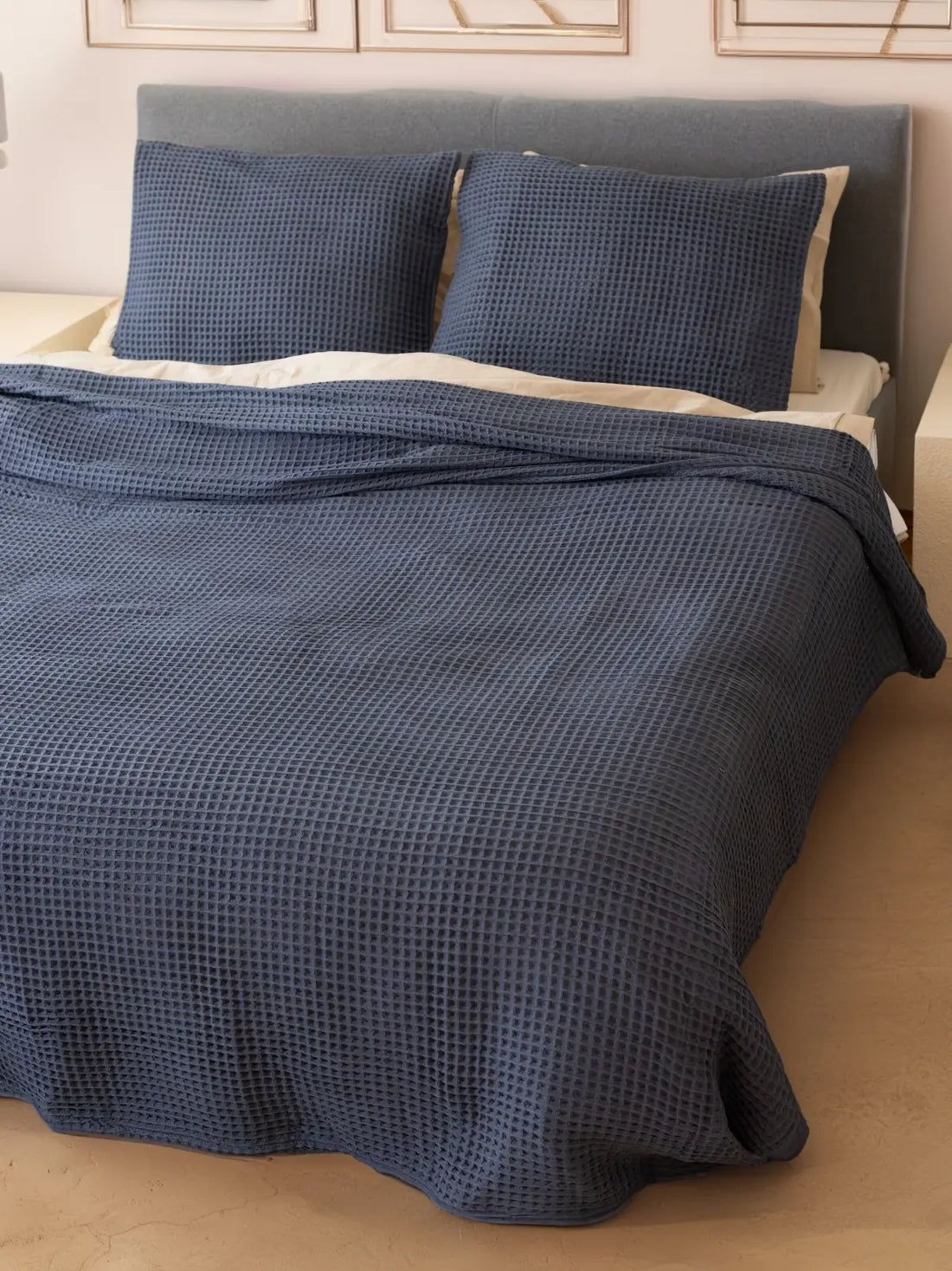 Adaçayı waffle pike yatak örtüsü katlanmış halde petek doku görünümü