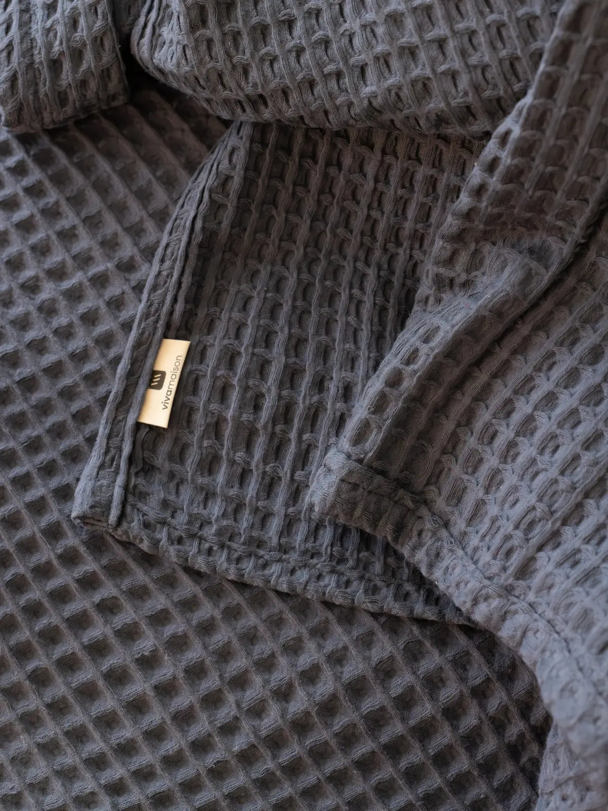 Antrasit waffle pike yatak örtüsü katlanmış halde petek doku görünümü