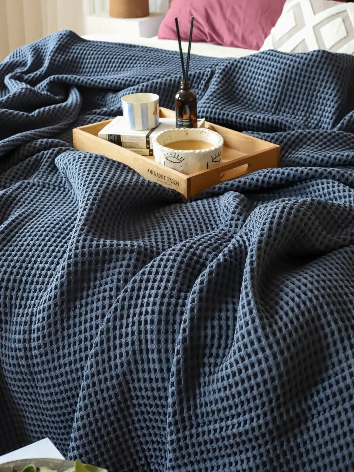 Antrasit waffle pike yatak örtüsü yastık ile uyumlu kombinasyon