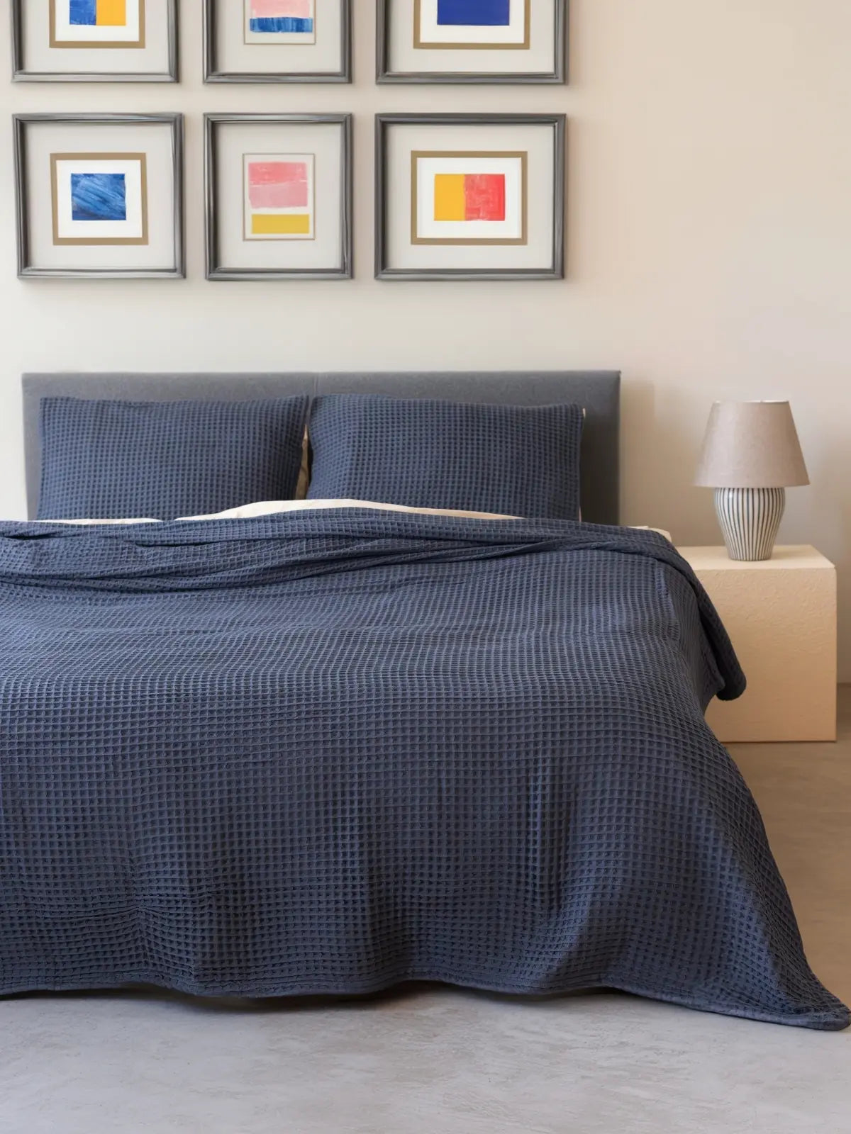Antrasit waffle pike yatak örtüsü çift kişilik yatak üstü görünüm