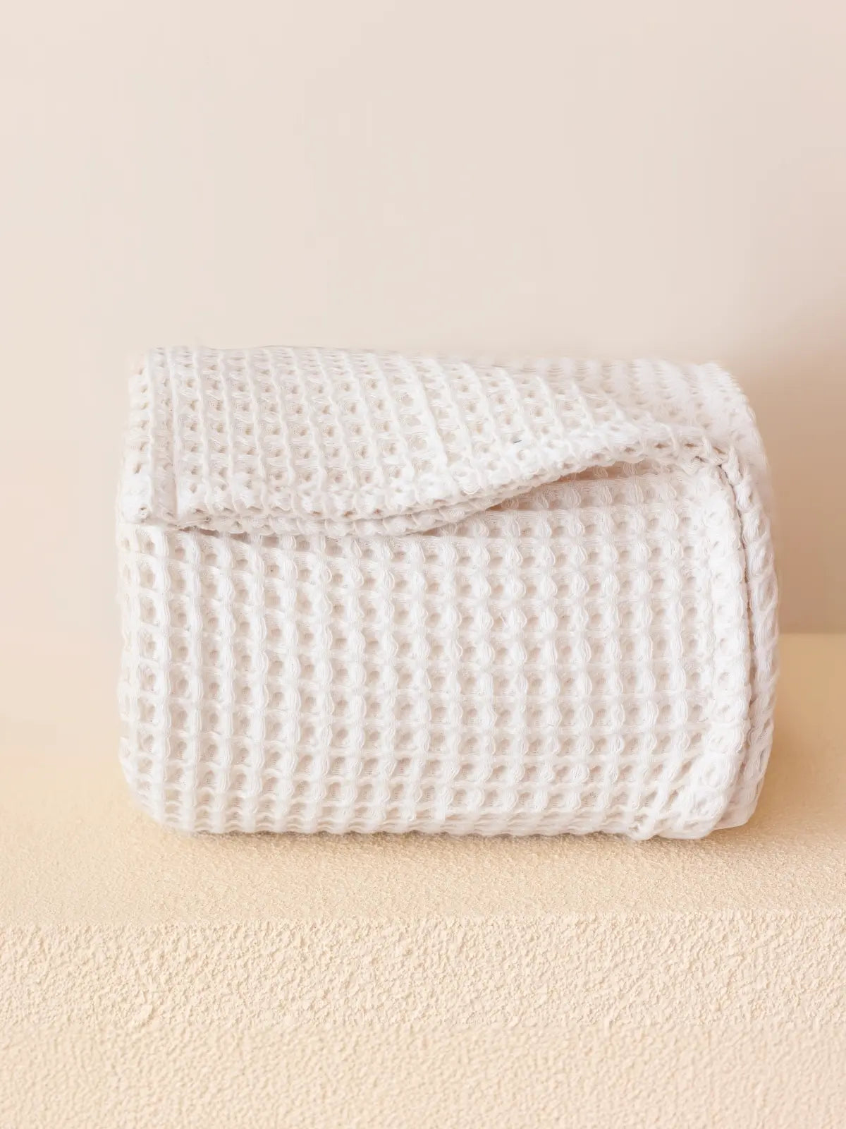 Beyaz waffle pike yatak örtüsü yatak odası genel dekorasyon görünümü