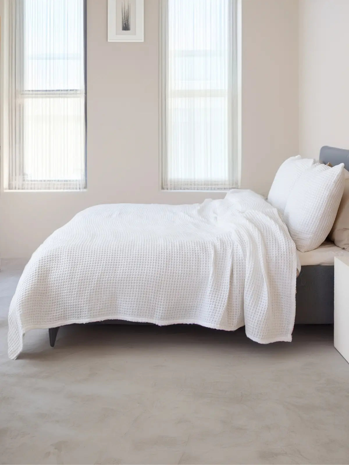 Beyaz waffle pike yatak örtüsü katlanmış halde petek doku görünümü