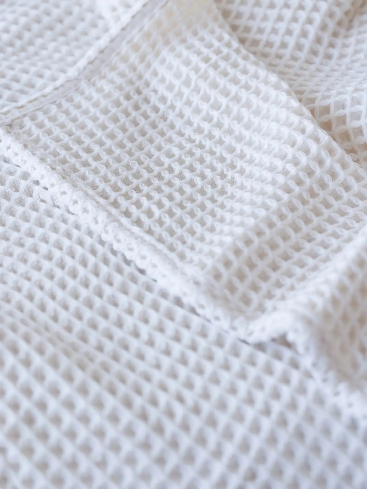 Beyaz waffle pike yatak örtüsü kenar dikişi işçilik detayı