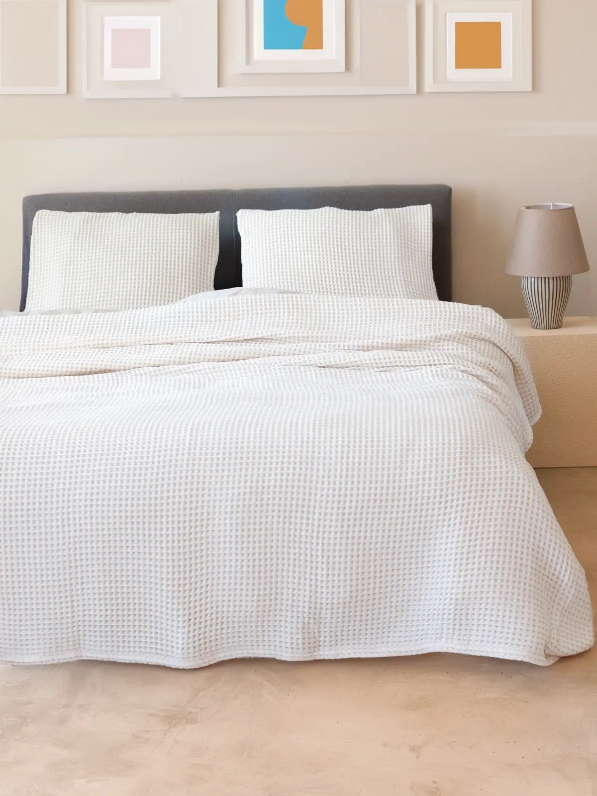 Beyaz waffle pike yatak örtüsü petek dokuma kumaş yakın çekim