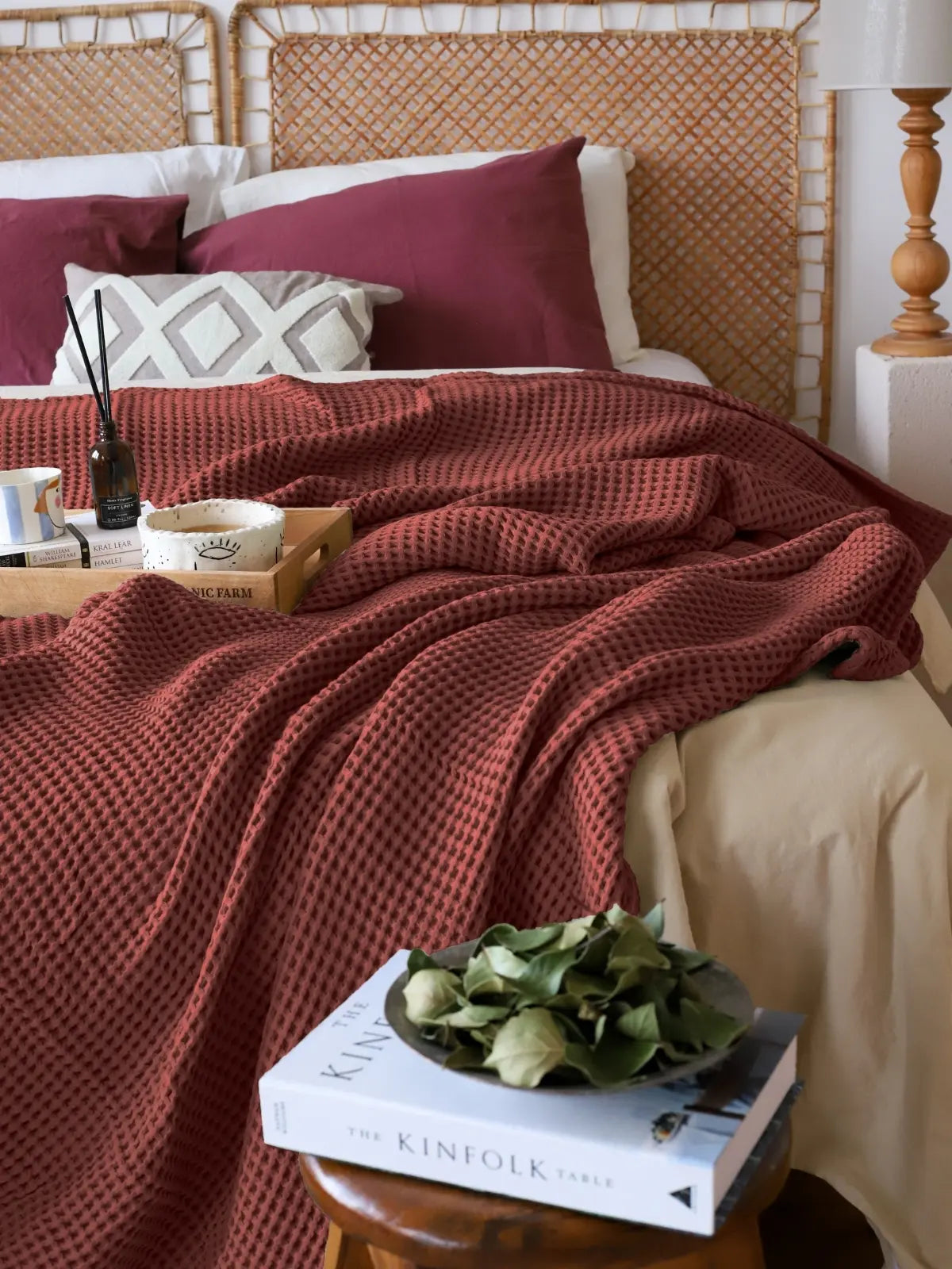 Bordo waffle pike yatak örtüsü dalgalı döküm görünümü