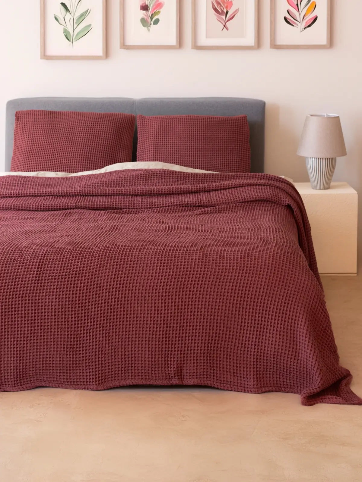 Bordo waffle pike yatak örtüsü yatak odası klasik dekorasyon görünümü