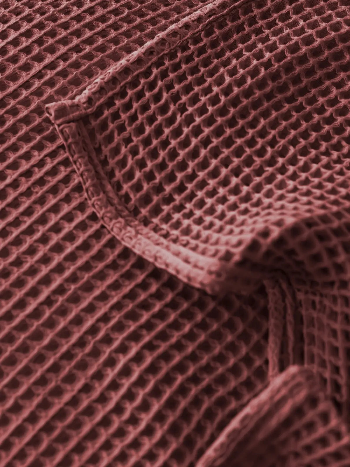 Bordo waffle pike yatak örtüsü katlanmış halde petek doku görünümü