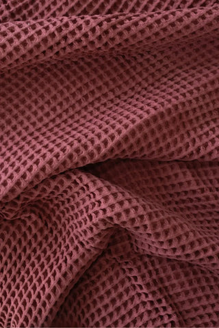 Bordo waffle pike yatak örtüsü, petek dokusu yakın çekim – %100 pamuk waffle dokuma, Denizli üretimi, VivaMaison