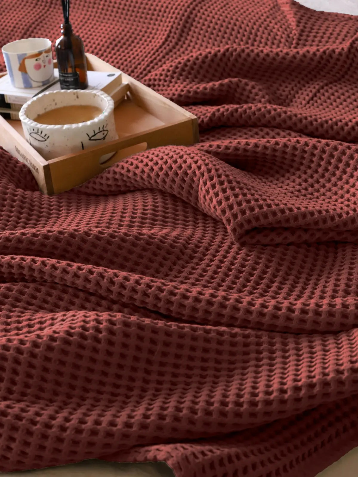 Bordo waffle pike yatak örtüsü yastık ile uyumlu kombinasyon